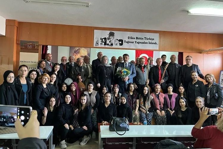 Kayseri'de Ulu Çınarlar Korosu'ndan Ata'nın sevdiği şarkılar