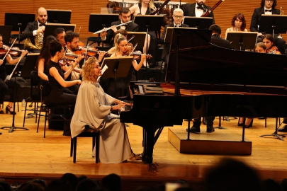 Bursa Nilüfer Senfoni Orkestrası ilk konserinde Gülsin Onay'ı ağırladı