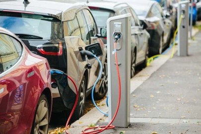 Elektrikli otomobil reklamları mercek altında! Yanıltıcı menzil beyanlarına rekor cezalar!