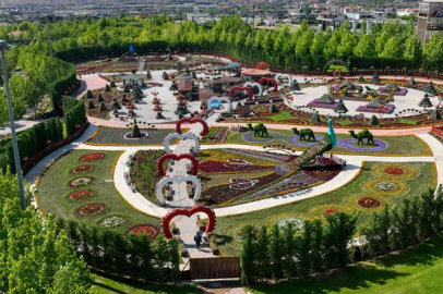 Konya'da 375 bin çiçek görsel şölen sunuyor 