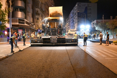 İzmir Bornova'da Mustafa Kemal Caddesi’nde gece mesaisi