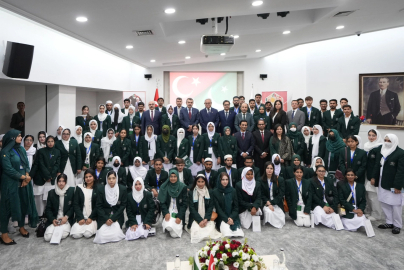 Bakan Tekin Pakistanlı öğrencileri kabul etti