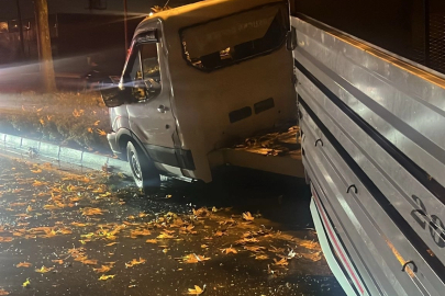 Düzce Konuralp’te lastiği patlayan kamyonet refüje çarptı