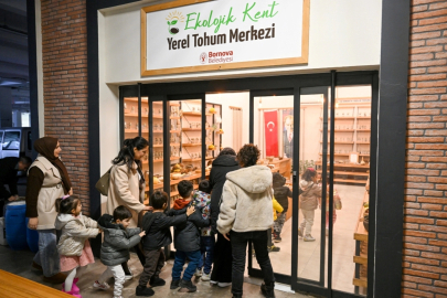 Bornova'da minik eller toprağa dokundu