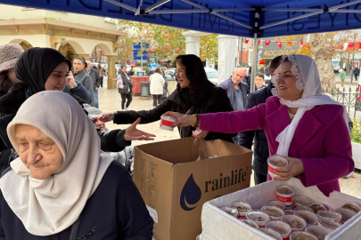 İzmit'te vatandaşlara helva ikramı