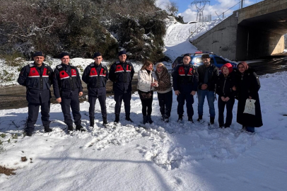 Yılın ilk kurtarma operasyonu Bursa Jandarma'dan... Kestel'de donmak üzere olan aile kurtarıldı