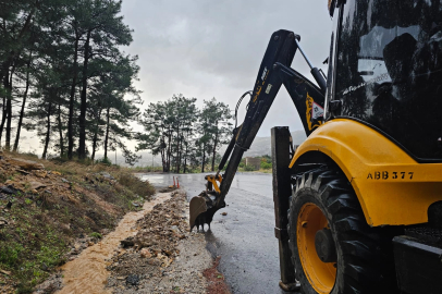 Kuvvetli yağış ve fırtına Antalya’da hayatı olumsuz etkiledi