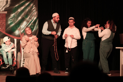 Bursa Osmangazi'de engelli bireyler sahnede ustalara taş çıkarttı