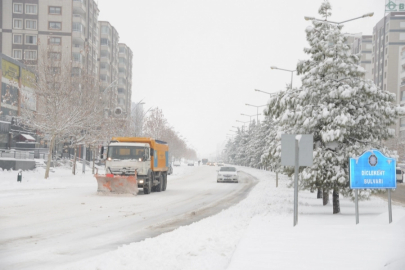 Diyarbakır’da kar yağışına karşı kesintisiz mücadele