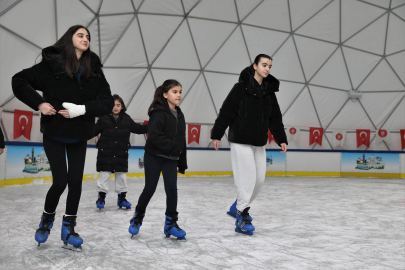 Ankara Keçiören’de sömestir eğlencesi gerçek buz pistinde