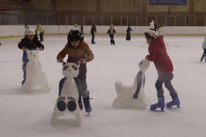 İstanbul'da Maltepeli çocuklar buz pistinde
