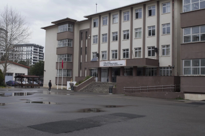 İstanbul Çekmeköy'de lisede bıçaklı saldırı! 2 öğretmen ve 1 öğrenci yaralandı