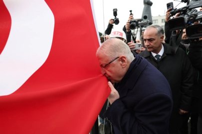Bakan Güler, şanlı sancağı Çanakkale'de göndere çekti